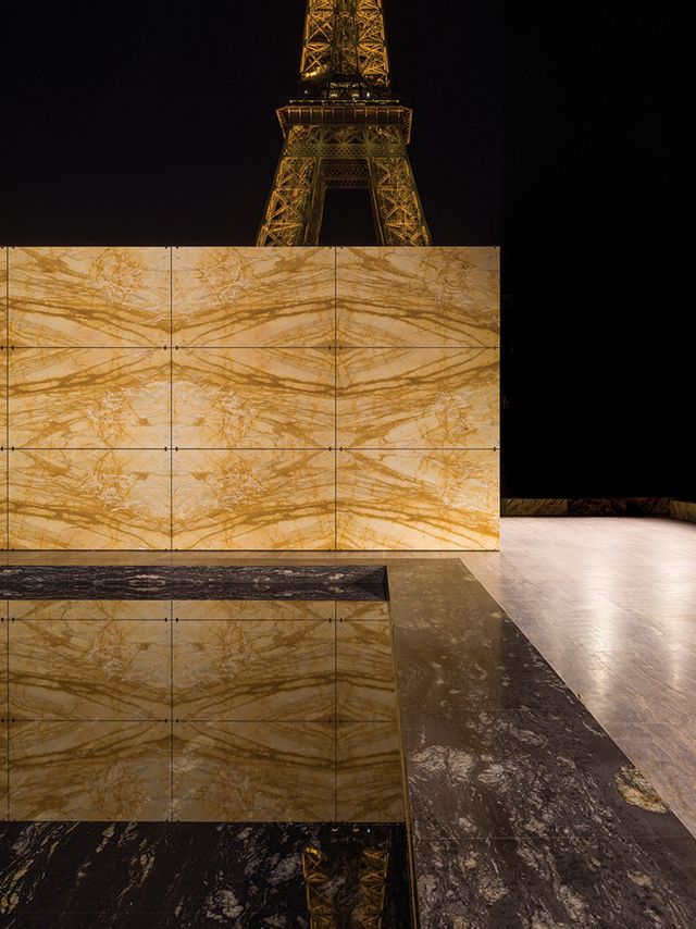 다채로운 문양과 색감의 대리석이 마치 사막을 연상시키는 런웨이 전경.