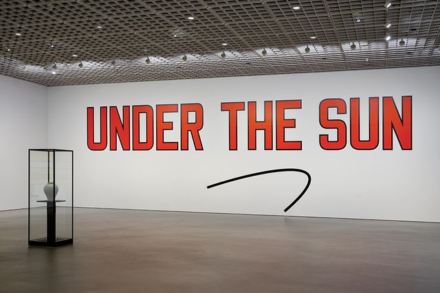 《LAWRENCE WEINER: UNDER THE SUN》 전시장 전경. 