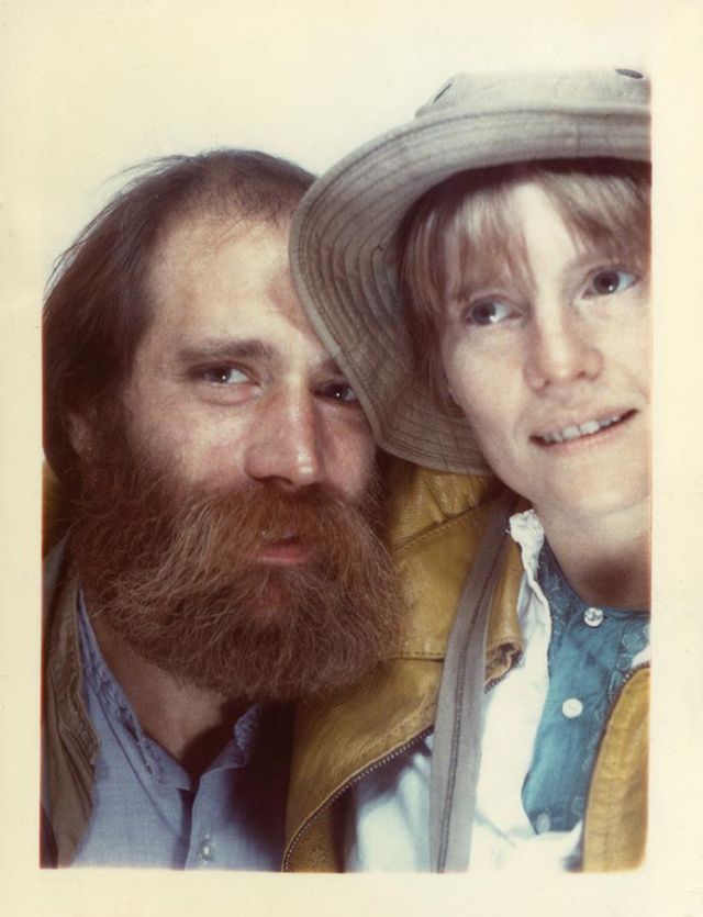 1970년대 포토부스에서 30대의 로렌스 위너와 앨리스 위너.