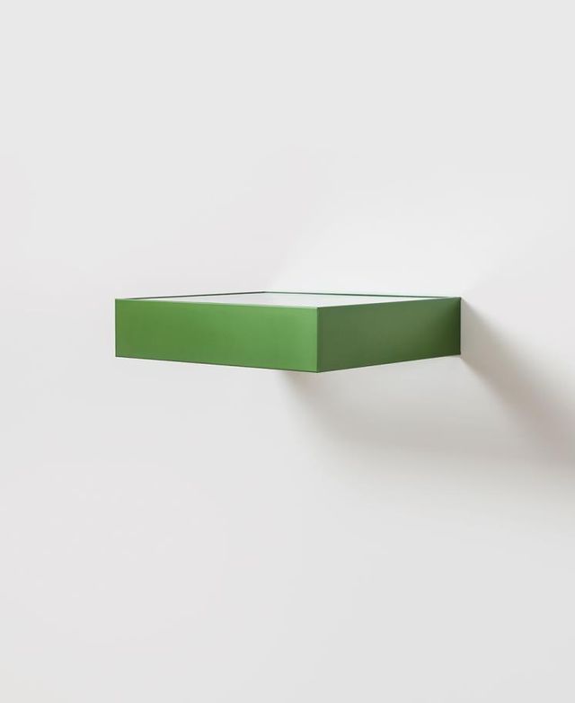 Donald Judd, 〈Untitled〉, 1989, 녹색 양극산화 알루미늄과 투명 플렉시 유리, 15.2 x 68.6x61cm. photo: 안천호. copy; Courtesy Thaddaeus Ropac gallery, London · Paris · Salzburg · Seoul Donald Judd Art copy; Judd Foundation/Artists Rights Society (ARS), New York