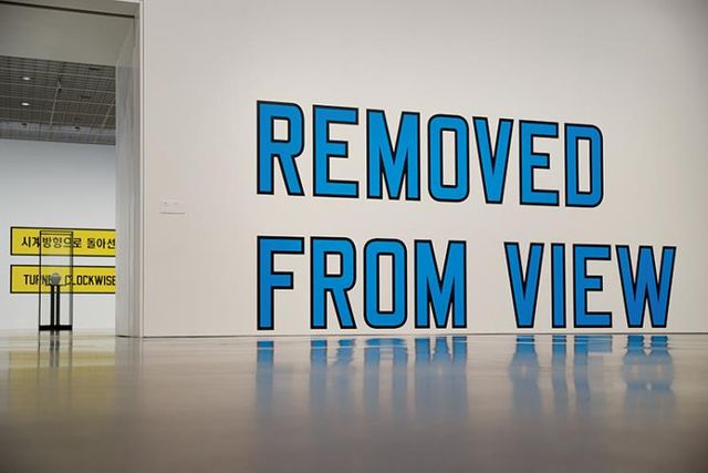 전시장에서는 한국 고미술품과 국문 병기로 설치한 7점의 작품을 함께 감상할 수 있다. 