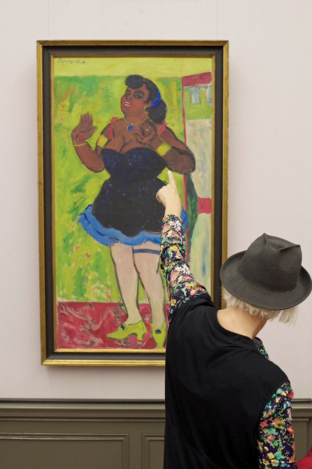 Stefan Draschan, from 〈People Touching Artworks〉, at Alte Nationalgalerie, Berlin.