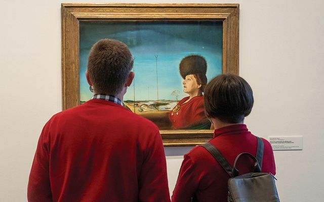 Stefan Draschan, from 〈People Matching Artworks〉, at Neue Nationalgalerie, Berlin. 