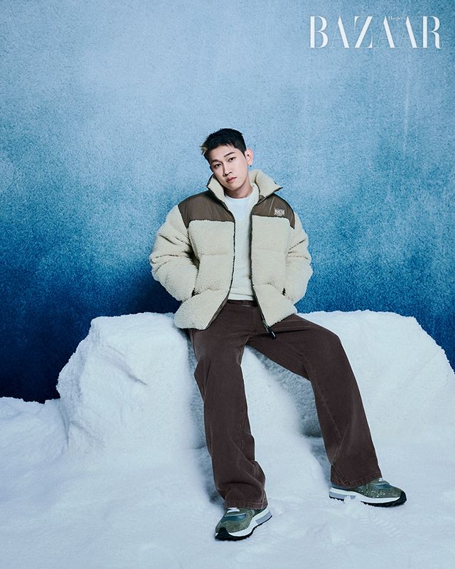 플리스 푸퍼 재킷은 32만9천원, 티셔츠는 6만9천원, 알파카 스웨터는 16만9천원, 브라운 데님 팬츠 14만9천원, 모자 7만9천원 모두 Maritheacute; Franҫois Girbaud. 스니커즈 스타일리스트 소장품. 