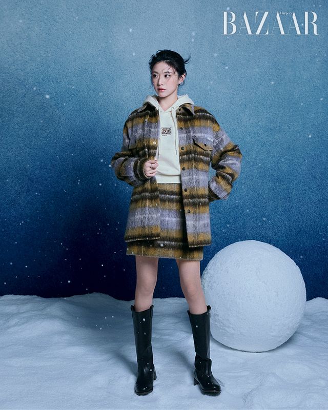 체크 재킷은 19만9천원, 크롭트 후디는 10만9천원, 미니스커트는 12만9천원 모두 Maritheacute; Franҫois Girbaud. 부츠는 스타일리스트 소장품.