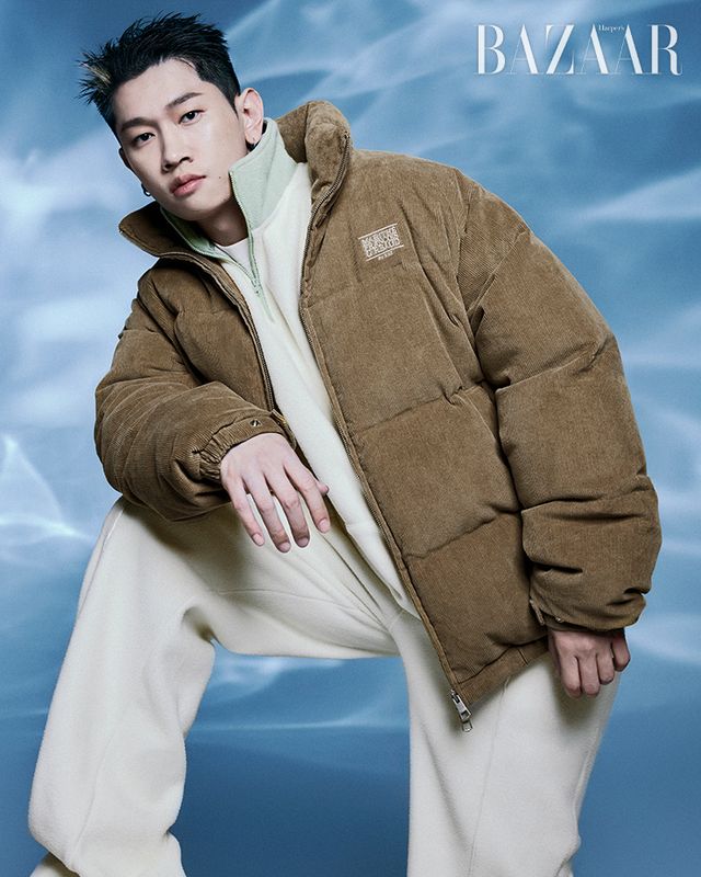 코듀로이 푸퍼 재킷 29만9천원, 하프 집업 플리스는 12만9천원, 티셔츠는 6만9천원, 플리스 팬츠는 12만9천원 모두 Maritheacute; Franҫois Girbaud 스니커즈는 스타일리스트 소장품.