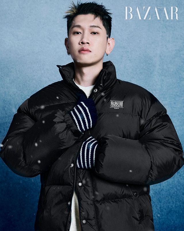 푸퍼 재킷은 25만9천원, 스웨트셔츠는 8만9천원, 스트라이프 장갑은 4만9천원 모두 Maritheacute; Franҫois Girbaud.