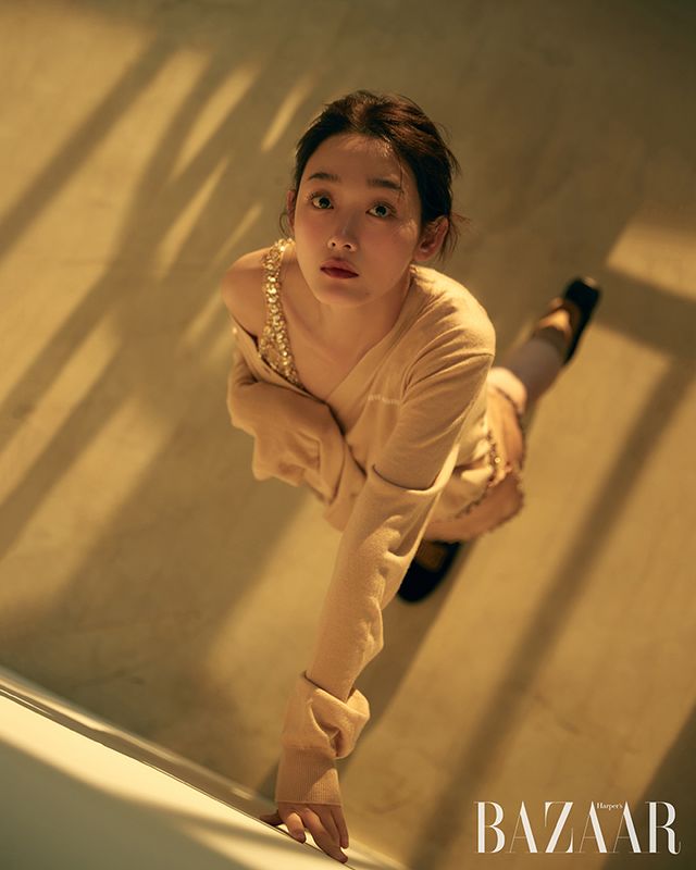 카디건, 톱, 스커트, 브리프, 삭스, 뮬은 모두 Miu Miu.