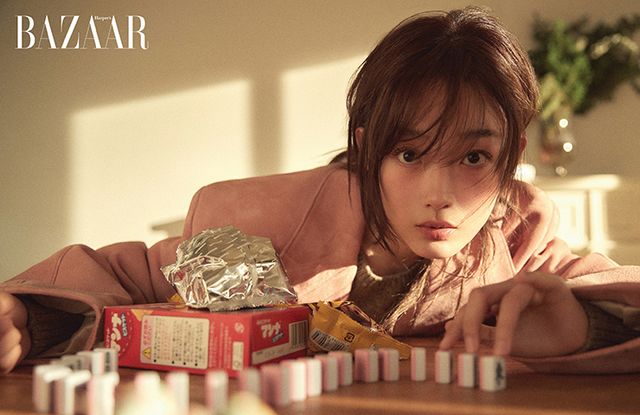 레더 재킷, 니트는 Prada.