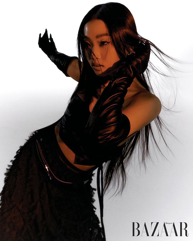  톱은 Kimzisu. 랩 스커트는 Sonjungwan. 벨트는 Diesel. 장갑은 MaxMara. 스타킹은 Shop Cider. 슈즈는 Lost in Echo.