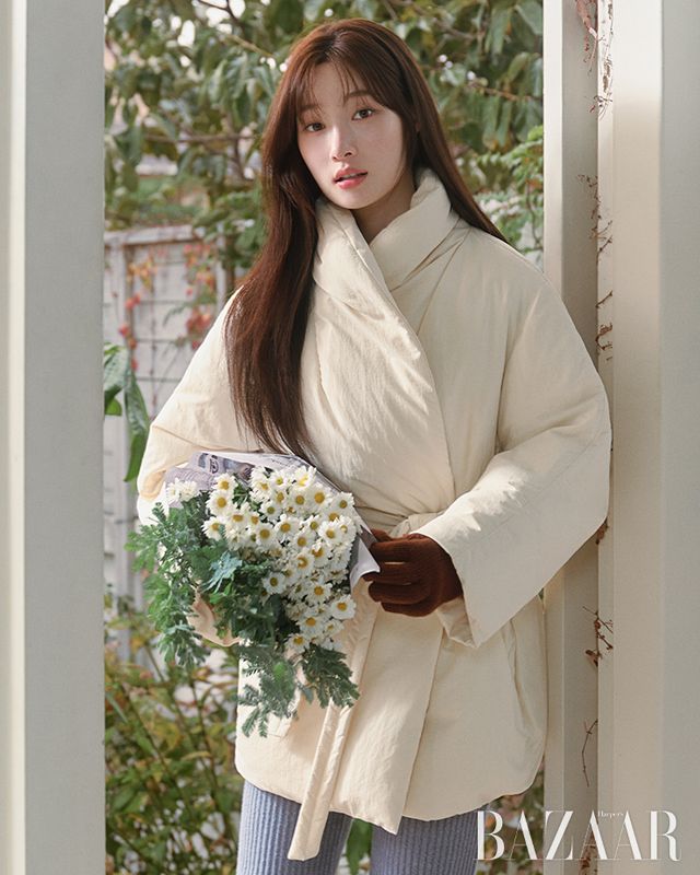  숄칼라 벨티드 다운 점퍼는 45만9천원, 골지 저지 팬츠는 15만9천원, 컬러 팁 장갑은 5만9천원 모두 Onamp;On.