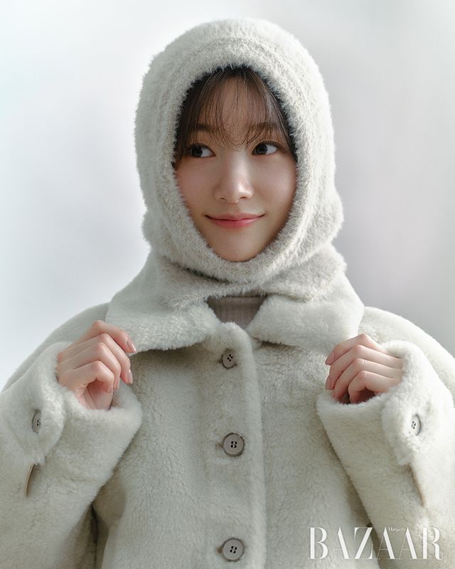  바라클라바는 8만9천원, 터틀넥 베이식 풀오버는 9만9천원, 울 믹스 블루종 무스탕 점퍼는 45만9천원 모두 Onamp;On.