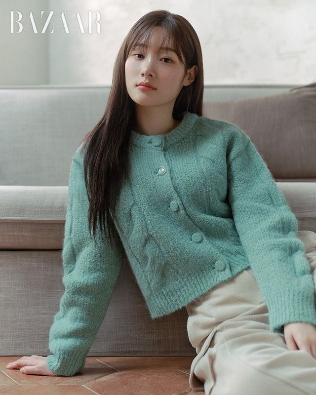  포인트 단추가 달린 케이블 조직 카디건은 27만9천원, 코듀로이 아웃 포켓 카고 팬츠는 23만9천원 Onamp;On.