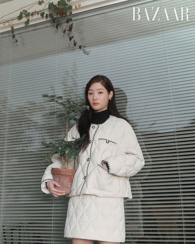  퀼팅 덕다운 점퍼는 47만9천원, 터틀넥 베이식 풀오버는 9만9천원, 퀼팅 덕다운 스커트는 23만9천원 모두 Onamp;On.