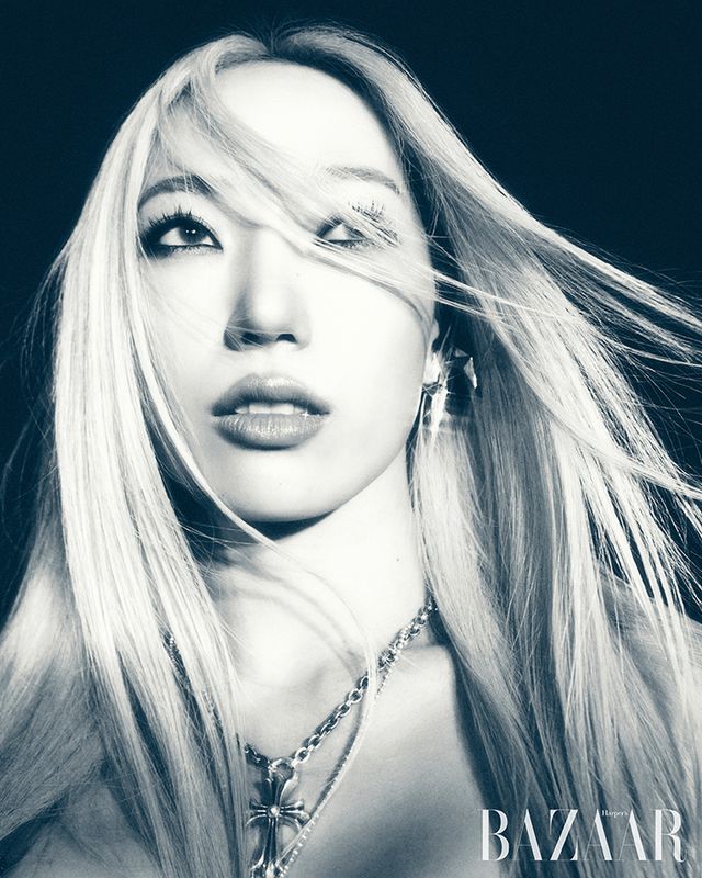 브라 톱, 재킷은 Dries Van Noten. 데님 슬립은 Chika Kisada by Adekuver. 스커트는 Muaga. 귀고리는 Mugler x Hamp;M. 목걸이는 Chrome Hearts. 장갑은 Dolce amp; Gabbana. 팔찌는 Code Off. 스타킹은 Shop Cider. 슈즈는 Gianvito Rossi. 