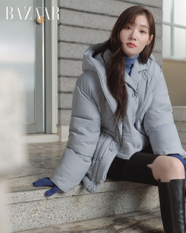  후드 스트링 구스다운 점퍼는 49만9천원, 퀼팅 경량 패딩 점퍼는 29만9천원, 터틀넥 베이식 풀오버는 9만9천원, 슬릿 슬림 미드 팬츠는 19만9천원, 컬러 팁 장갑은 5만9천원 모두 Onamp;On.