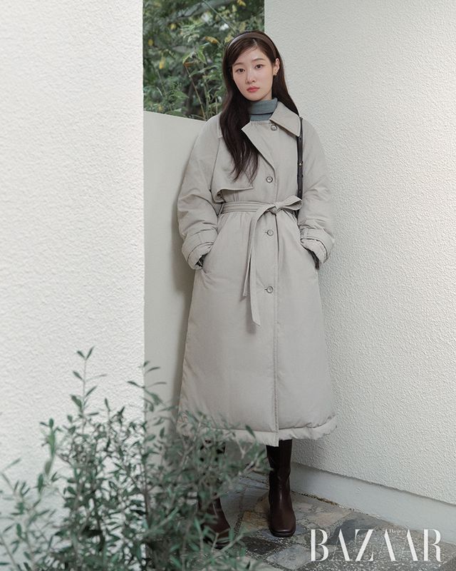  트렌치 롱 구스다운 점퍼는 59만9천원, 홀가먼트 터틀넥 풀오버는 19만9천원 Onamp;On. 시에라 슬림 숄더백은 31만8천원 Joy Gryson.