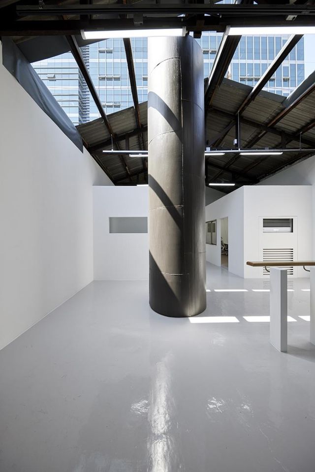  소규모 공장과 창고로 사용되었던 공간을 활용한 전시장 홀1(Hall2)의 건축적 조건에 반응해 선보인 김동희 개인전 ≪Hall2≫ 전시 전경. 지난봄 ≪Hall2≫에서 천장을 뚫고 비죽이 솟아있던 〈검은 기둥〉은 분해와 조립을 거쳐 현재 부산시립미술관 2층에서 만날 수 있다. 