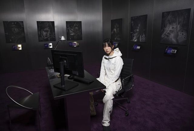 바이파운드리 개인전 laquo;Them So Goodraquo; 한가운데에 포즈를 취한 한지형 작가.