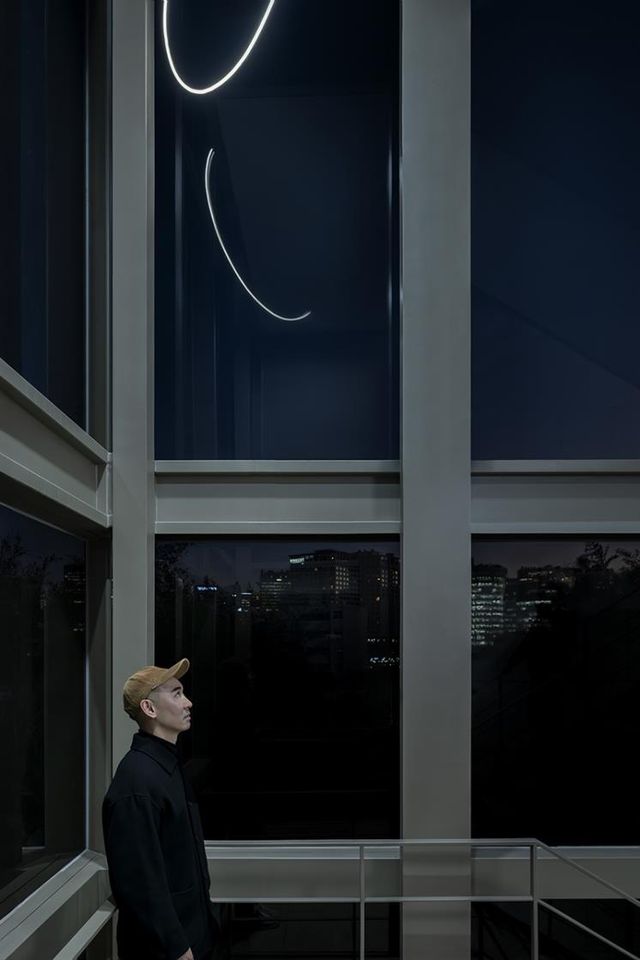 아트선재센터 1층부터 3층에 이르는 층계 공간을 활용한 〈룸 드로잉(라이트) #2〉에서 포즈를 취한 오종 작가. 