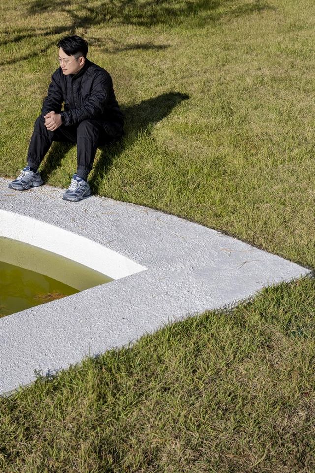 오는 12월 말까지 열리는 송현공원 야외조각 특별전 laquo;땅을 딛고raquo;에서 선보인 〈사분원을 위한 굴토〉 모서리에 앉아 있는 김동희 작가. 