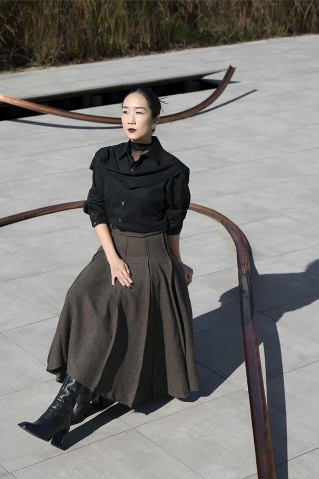 아트선재센터 옥상정원에 설치한 〈썬베이크〉와 함께 햇살을 쬐는 최고은 작가. 셔츠, 스커트는 Eudon Choi.