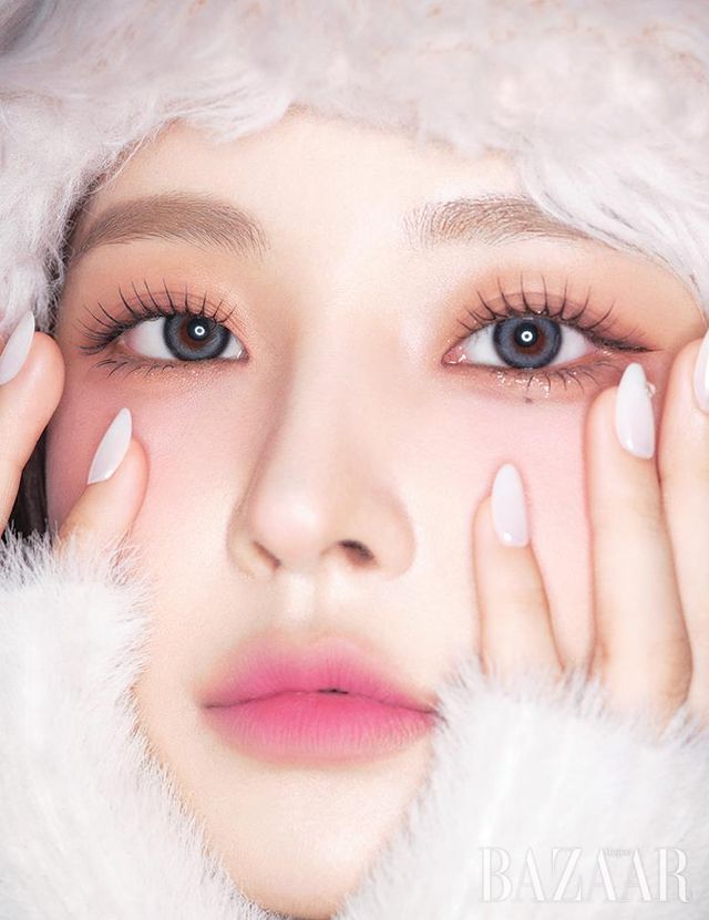 눈처럼 희고 반짝이는 메이크업으로 사랑스러움을 부각했다. 어바웃톤 ‘블러 파우더 팩트’로 보송한 피부를 연출한 후 데이지크 ‘블렌딩 무드 치크’ 03 피치 블렌딩과 디어달리아 ‘블루밍 에디션 파라다이스 소프트 드림 블러쉬’ 01 해피니스를 넓게 발라 치크를 강조했다. 아이 메이크업은 색감을 줄이되 블러셔와 톤을 맞추고 애굣살에 글린트 ‘글리터 젤’ 02 글래시 러브를 더해 보송한 피부와 대조되는 반짝임을 주었다. 입술에는 웨이크메이크 ‘워터 블러링 픽싱 틴트’ 05 핑크 미터를 사용했다. 앙고라 카디건은 Jacquemus. 퍼 버킷햇은 스타일리스트 소장품. 