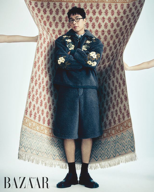 톱, 쇼츠는 Etro. 이너 셔츠, 타이, 슈즈는 모두 Maison Margiela. 안경은 마이큐 소장품. 양말은 스타일리스트 소장품.