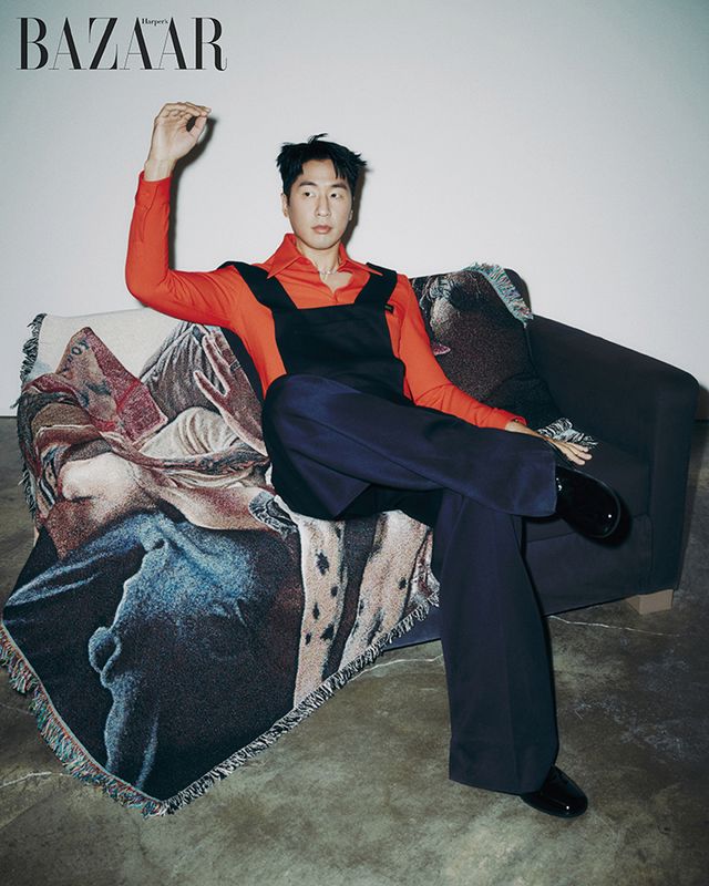 셔츠, 오버올은 Gucci. 목걸이는 마이큐 소장품. 슈즈는 스타일리스트 소장품.