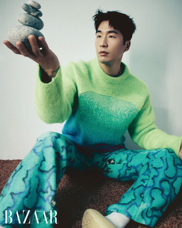 톱, 팬츠는 Erl by G.Street. 슬라이드는 Loewe. 양말은 스타일리스트 소장품.