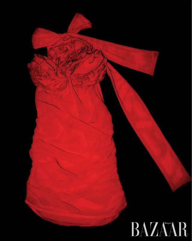  제니가 〈You amp; Me〉 뮤직비디오에서 착용한 베트남 베이스 디자이너 브랜드 팬시 클럽(Fancigrave; Club)의 홀터넥 톱.