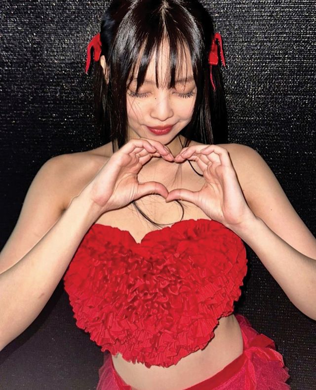 블랙핑크 월드투어 ‘본 핑크(Born Pink)’ 마카오 공연에서 제니가 착용한 메시 소재의 시스루 톱은 루이(Rui) 컬렉션. 아랍에미리트(UAE) 아부다비 공연에서는 이탈리아 브랜드 아니예 레코즈(Aniye Records)의 하트 모티프의 마이크로 미니 쇼츠를 브라 톱으로 착용했다. 