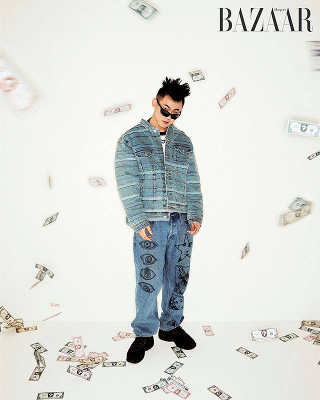 티셔츠는 Adidas. 재킷은 Supreme. 선글라스, 장갑은 Oakley. 이어커프는 Balenciaga. 노즈커프는 Portrait Report.골드 장식이 있는 목걸이는 Diesel, 실버체인 목걸이는 1017-Alyx-9sm. 모자는 Thug Club. 슈즈는 NikexStussy. 데님 팬츠는 스타일리스트 소장품. 