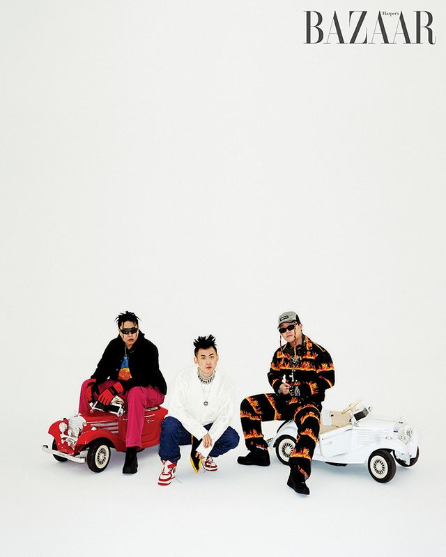 이용주 팬츠는 Stussy. 선글라스, 장갑은 Oakley. 티셔츠, 재킷, 슈즈는 모두 스타일리스트 소장품. 김민수 니트는 Thug Club. 데님 팬츠는 Nomanual. 스카프는 CosxYeboah. 목걸이는 Bellamp;Nouveau, 스타일리스트 소장품. 슈즈는 Nike. 반지는 스타일리스트 소장품. 정재형 재킷, 팬츠는 Thug Club. 모자는 Supreme. 고글은 Oakley. 선글라스는 Gentle Monster. 벨트는 Diesel. 슈즈는 Nike.티셔츠, 목걸이, 장갑, 반지는 모두 스타일리스트 소장품. 