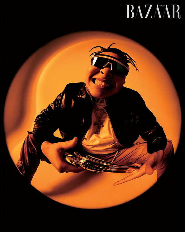 티셔츠는 Diesel. 이너 재킷은 Navy by Beyond Closet. 목걸이는 Bellamp;Nouveau. 반지, 이어커프는 Portrait Report. 레더 재킷, 팬츠는 스타일리스트 소장품. 