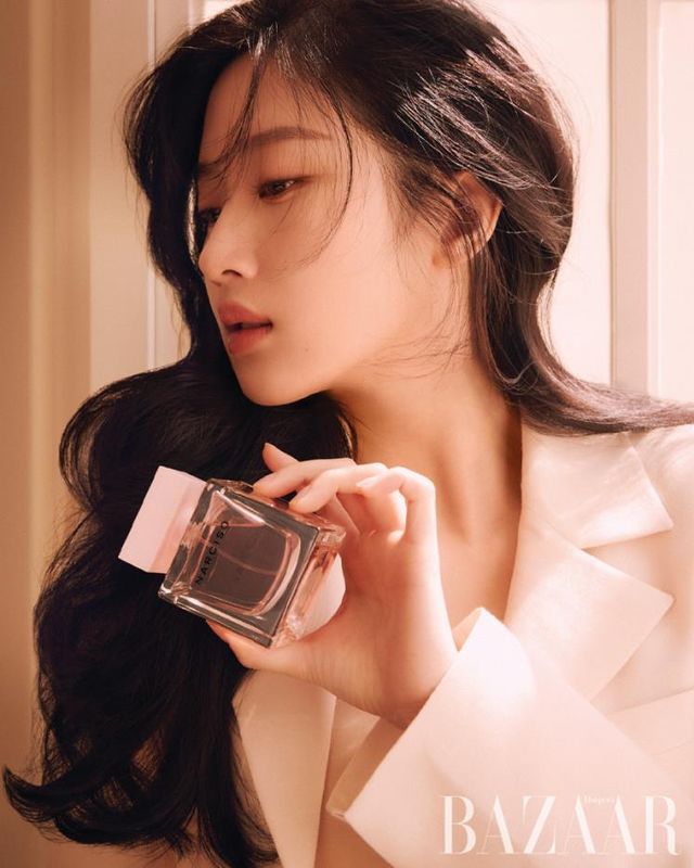 Narciso Rodriguez 나르시소 오 드 퍼퓸 크리스탈 베르가모트와 프리지어 향의 싱그러움을 지나 풍성하게 느껴지는 장미 향이 산뜻하면서도 우아하다. 90ml 17만원대.
