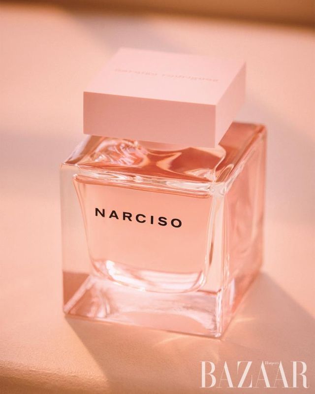 Narciso Rodriguez 나르시소 오 드 퍼퓸 크리스탈 움직임에 따라 투명하게 빛나는 스퀘어 유리 보틀에 나르시소 오 드 퍼퓸 크리스탈만의 섬세하고 자연스러운 아름다움을 그대로 담아냈다. 90ml 17만원대.