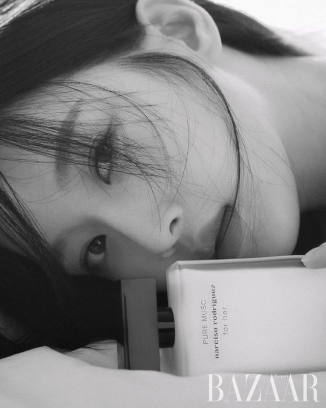 Narciso Rodriguez 퓨어 머스크 포 허 오 드 퍼퓸 나르시소 로드리게즈의 시그너처 머스크 향에 캐시메란과 화이트 플로럴 향이 더해져 더욱 부드럽고 매혹적인 향으로 탄생했다. 100ml 18만9천원대.