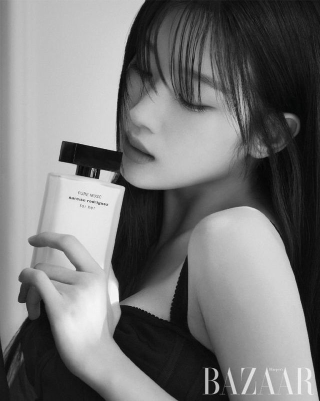 Narciso Rodriguez 퓨어 머스크 포 허 오 드 퍼퓸 오렌지 블라섬과 재스민 향을 시작으로 우디 향이 차분하면서도 중독성 있는 마무리를 선사한다. 100ml 18만9천원대.