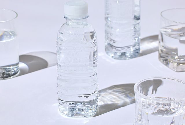 무라벨, 무색 캡, 무색 병으로 선보인 제주삼다수 그린.