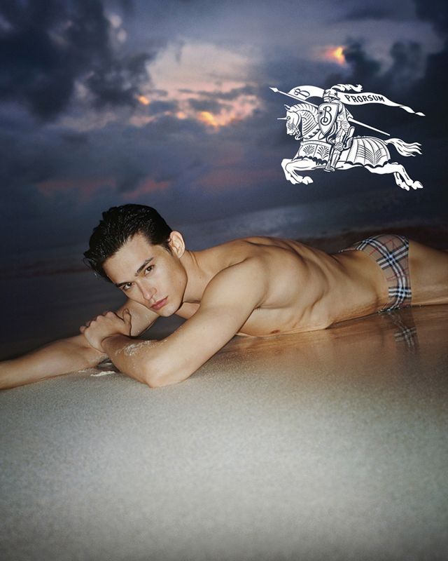 하우스 고유의 헤리티지가 느껴지는 ‘버버리의 여름’ 컬렉션.