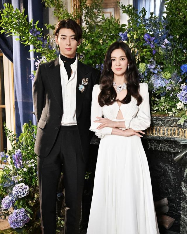 쇼메의 신제품 하이주얼리 #39;르 자뎅 드 쇼메#39;를 착용한 차은우와 송혜교. 의상은 모두 스타일리스트 제작. 