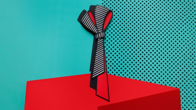 까르뜨 블랑슈 #39;타이 더 노트#39;. 화이트 골드와 다이아몬드로 세팅한 거대한 리본 헤어 주얼리. 