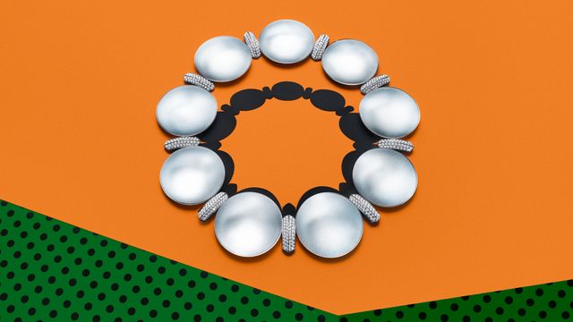 까르뜨 블랑슈 #39; 펄 솝 버블#39; 2차원으로 표현된 평평한 진주가 특징. 