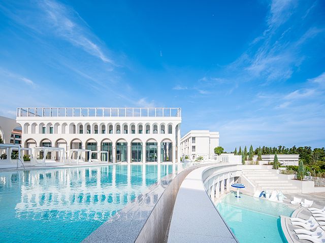 지중해 휴양지에 온 듯한 더 시에나의 상징적인 공간 인피니티 풀.