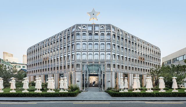 laquo;Lady Dior Celebrationraquo; 전시가 열린 서울 성수 콘셉트 스토어의 모습.