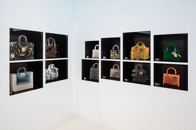  아티스트마다의 해석과 예술적 감성을 담아 완성된 새로운 레이디 디올 백들.