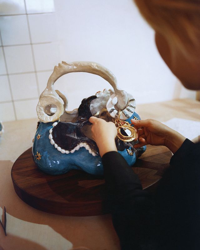 빚고 구워서 새롭게 탄생한 윤예섬 작가의 레이디 디올 백.