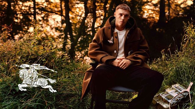 영국 해군에서 입었던 더플 코트를 입고 있는 축구 선수 콜 팔머.