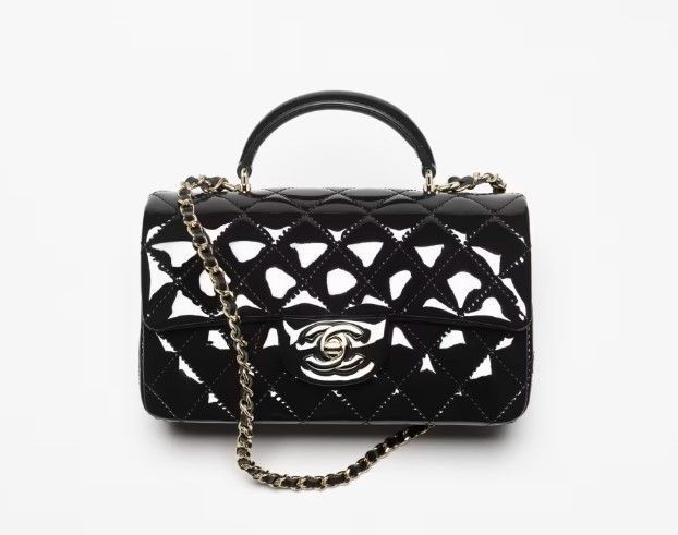 CHANEL 미니 클래식 핸드백 위드 탑 핸들, 8백만원대. 